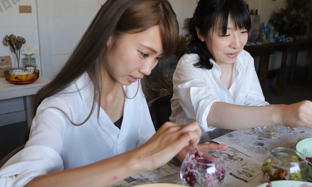 【360°限定】花のジェルランタンとアロマワックスバー作り【ミニブーケ付き】【ペア】