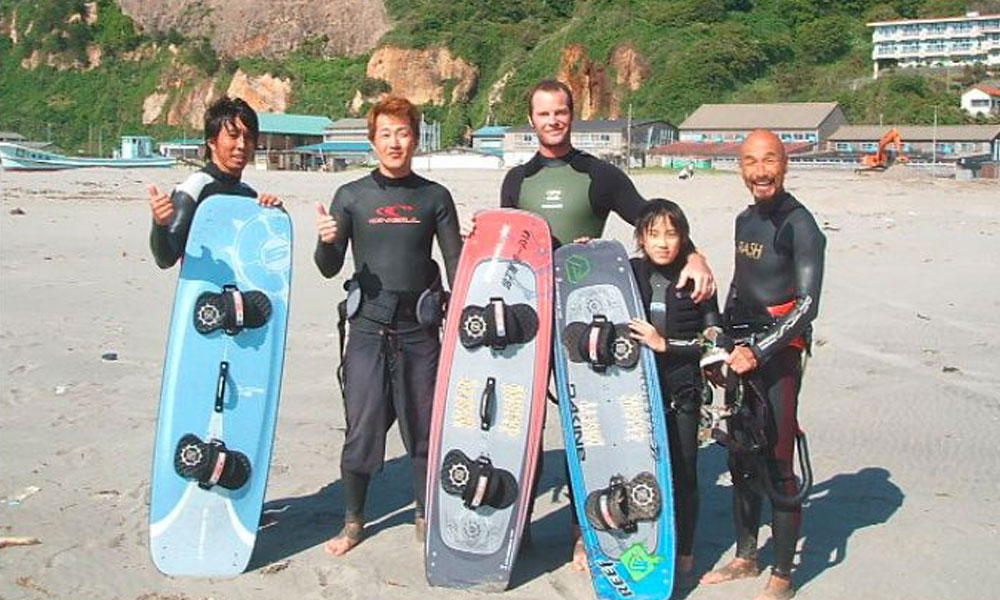 風を使って海を疾走 カイトボード体験